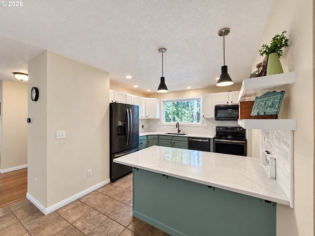 3293 SOUTHVIEW Dr, Eugene, OR 97405