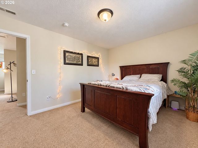 3293 SOUTHVIEW Dr, Eugene, OR 97405
