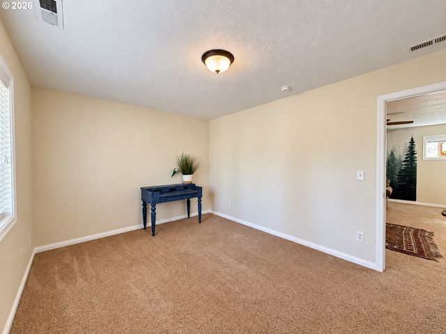 3293 SOUTHVIEW Dr, Eugene, OR 97405