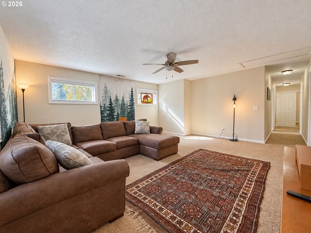 3293 SOUTHVIEW Dr, Eugene, OR 97405