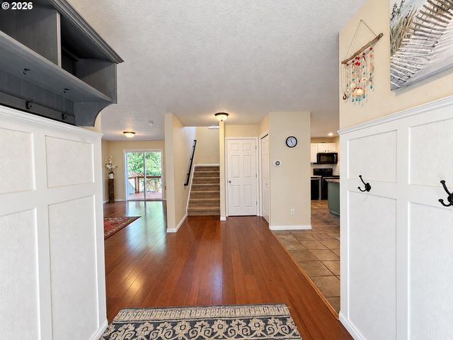 3293 SOUTHVIEW Dr, Eugene, OR 97405