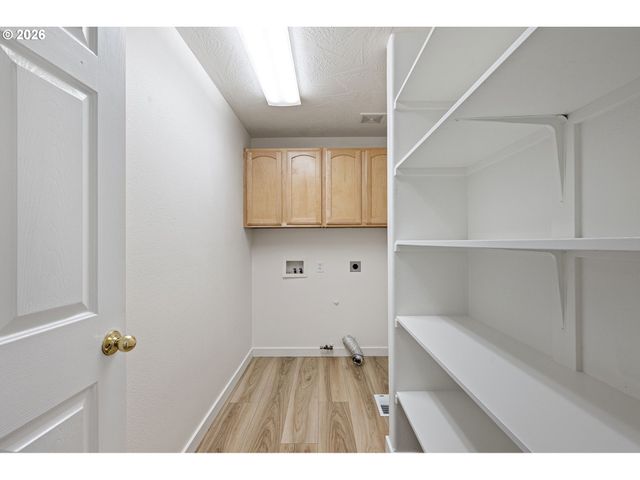 1574 CALISTOGA Ct, Eugene, OR 97402