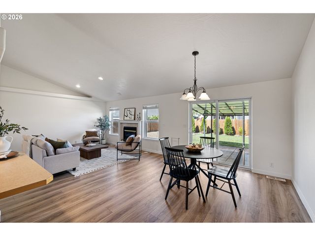 1574 CALISTOGA Ct, Eugene, OR 97402