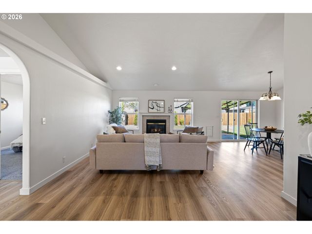 1574 CALISTOGA Ct, Eugene, OR 97402