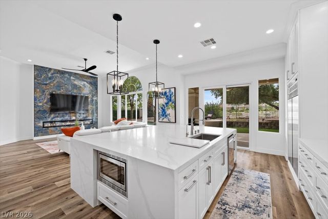 9521 Queen Charlotte Drive, Las Vegas, NV 89145