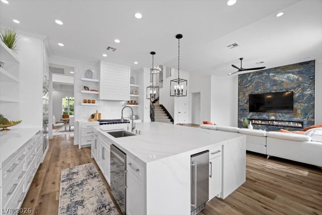 9521 Queen Charlotte Drive, Las Vegas, NV 89145