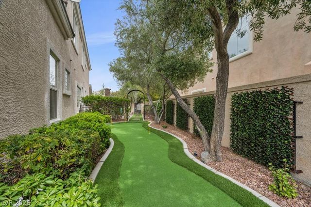 9521 Queen Charlotte Drive, Las Vegas, NV 89145