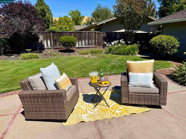 423 Deerfield Dr, Moraga, CA 94556