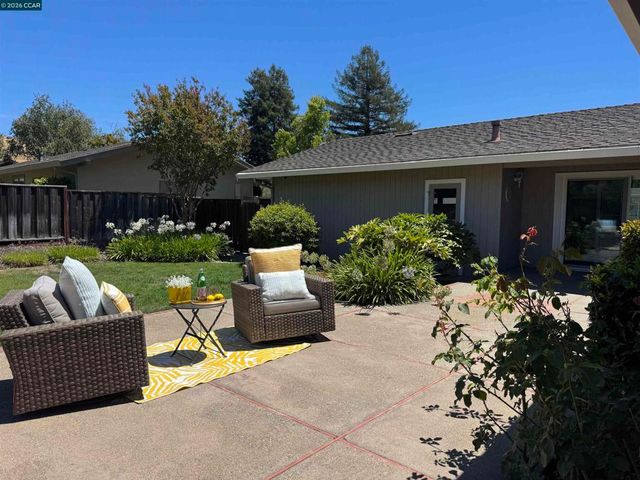 423 Deerfield Dr, Moraga, CA 94556