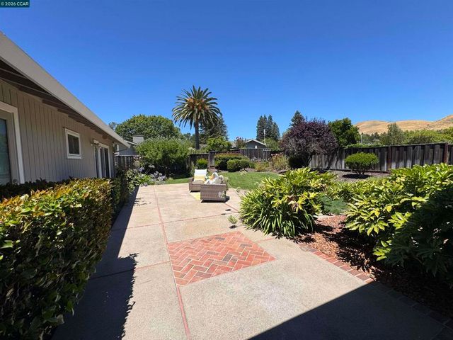 423 Deerfield Dr, Moraga, CA 94556