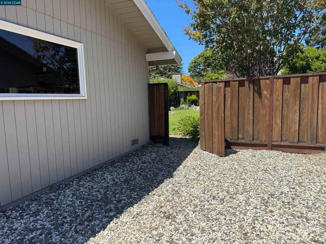 423 Deerfield Dr, Moraga, CA 94556