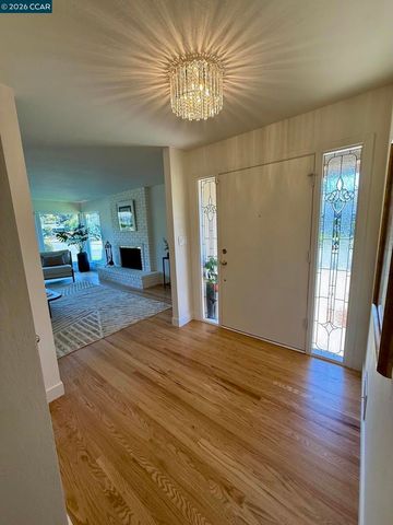 423 Deerfield Dr, Moraga, CA 94556