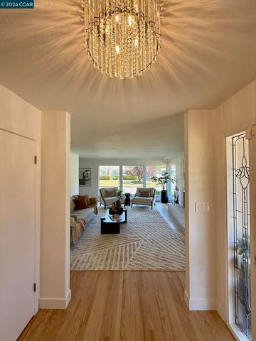 423 Deerfield Dr, Moraga, CA 94556