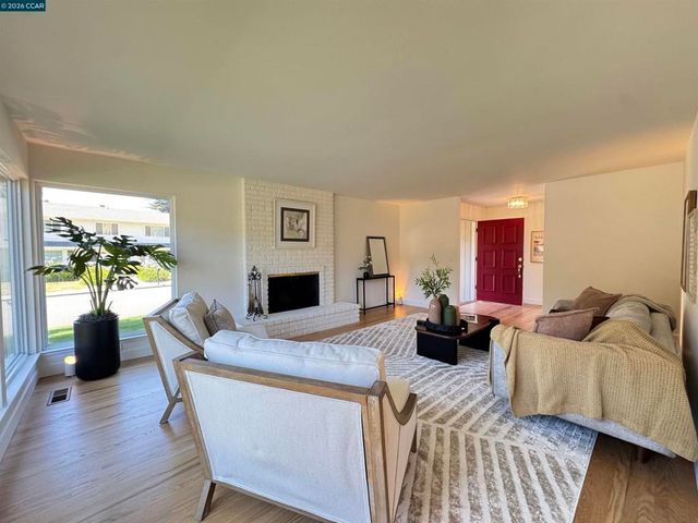 423 Deerfield Dr, Moraga, CA 94556