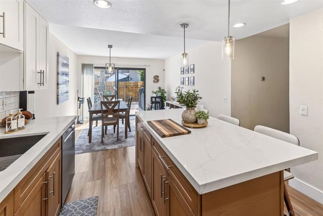 5467 Oakleaf Point, San Diego, CA 92124