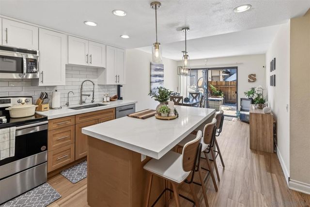 5467 Oakleaf Point, San Diego, CA 92124