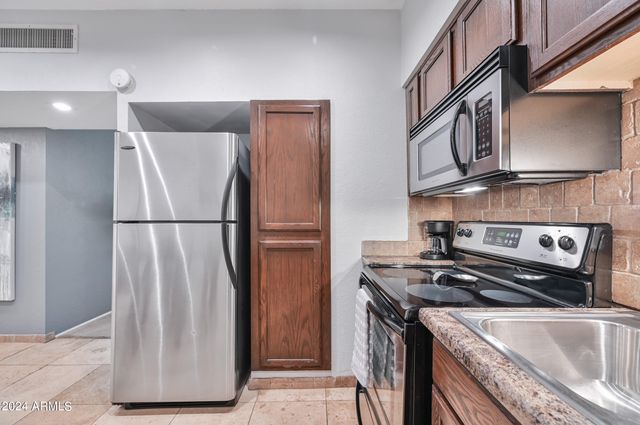 357 E THOMAS Road A208, Phoenix, AZ 85012