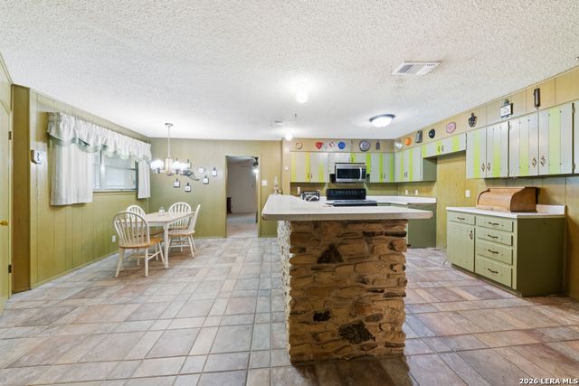 210 KIMBERLY DR, Universal City, TX 78148