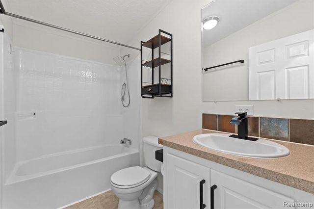 11214 Woodchester Court, South Lyon, MI 48178