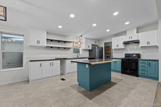 11214 Woodchester Court, South Lyon, MI 48178