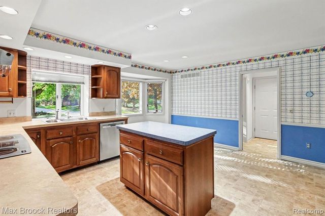 21850 Dover Court, Beverly Hills, MI 48025