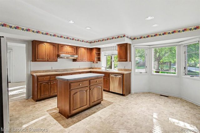 21850 Dover Court, Beverly Hills, MI 48025