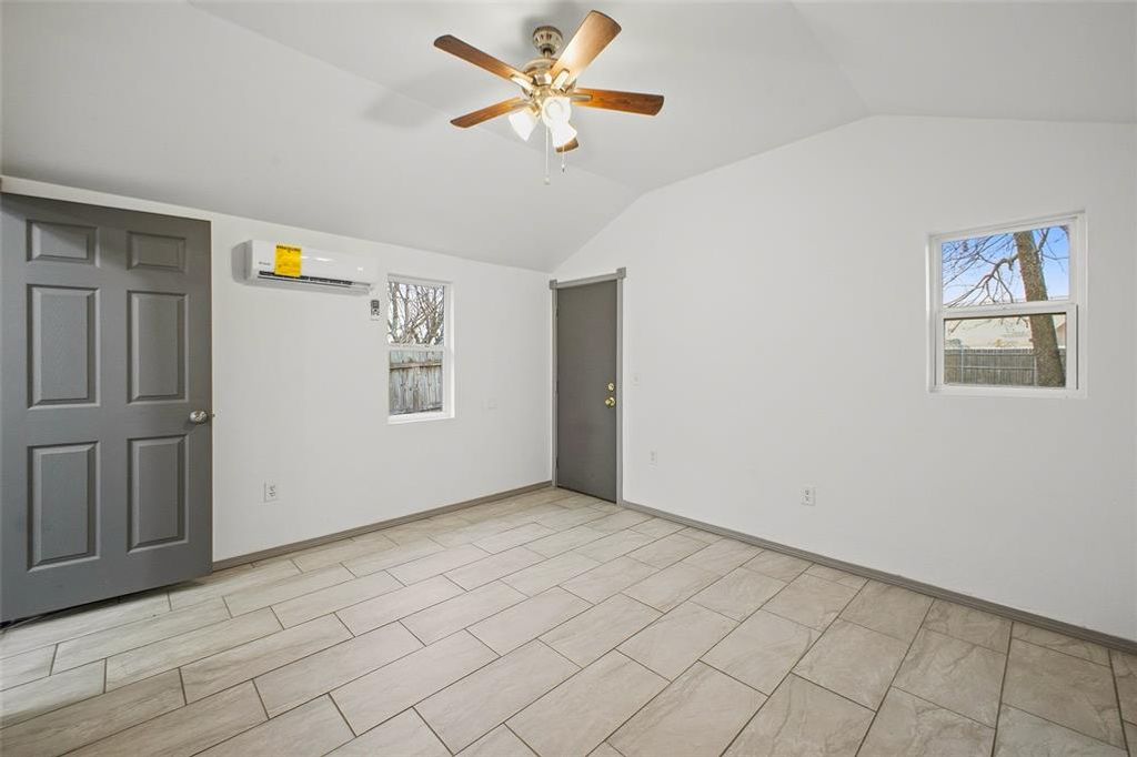 Image 16 of property listing at 713 SE 10th Street, Oklahoma City, OK 73129