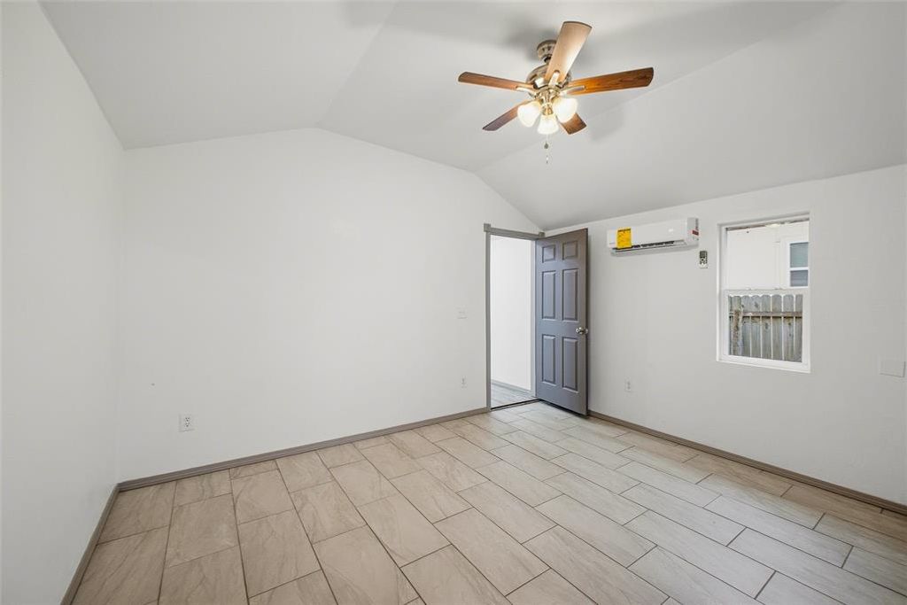 Image 17 of property listing at 713 SE 10th Street, Oklahoma City, OK 73129