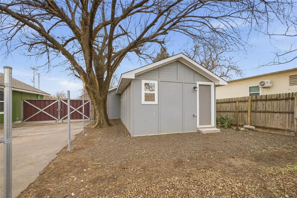 Image 20 of property listing at 713 SE 10th Street, Oklahoma City, OK 73129