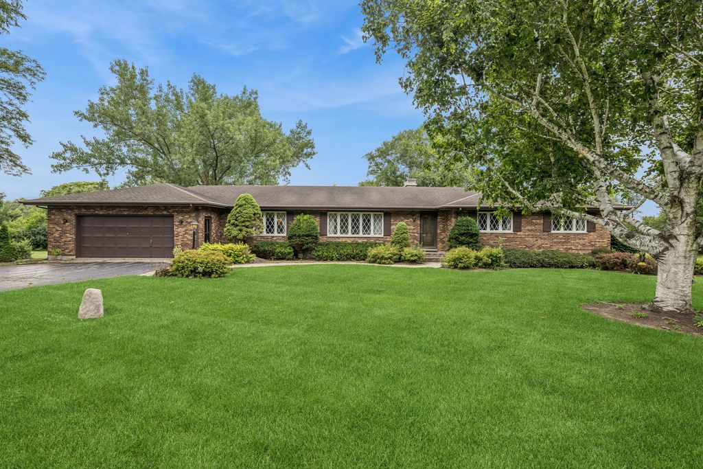 3035 Red Barn Road, Crystal Lake, IL 60012