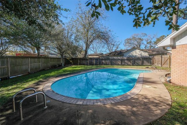 213 Anglewood Courts, Angleton, TX 77515