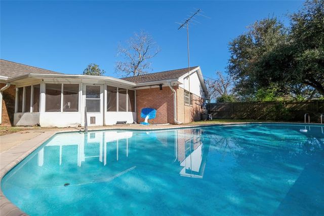 213 Anglewood Courts, Angleton, TX 77515