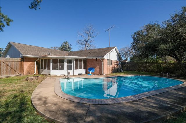 213 Anglewood Courts, Angleton, TX 77515