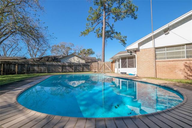 213 Anglewood Courts, Angleton, TX 77515