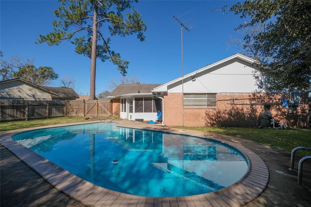 213 Anglewood Courts, Angleton, TX 77515