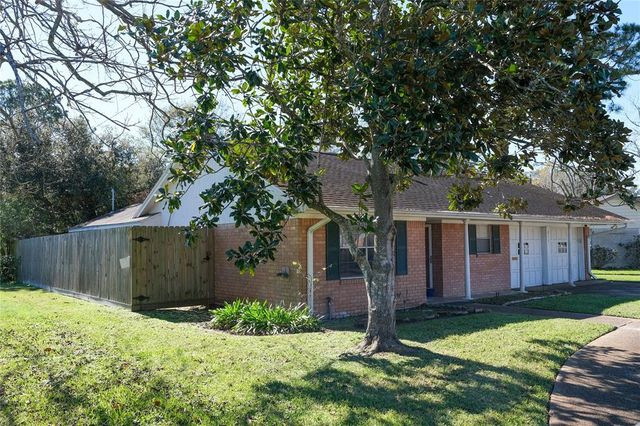 213 Anglewood Courts, Angleton, TX 77515