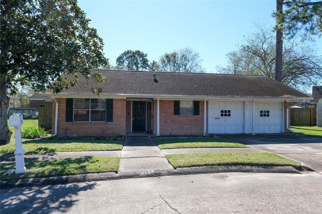 213 Anglewood Courts, Angleton, TX 77515