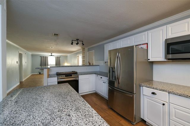 213 Anglewood Courts, Angleton, TX 77515