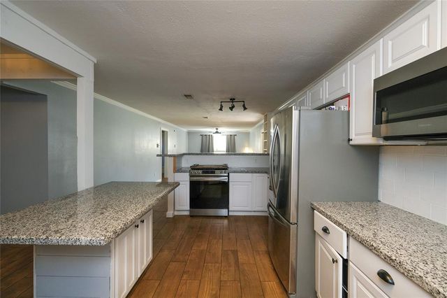 213 Anglewood Courts, Angleton, TX 77515