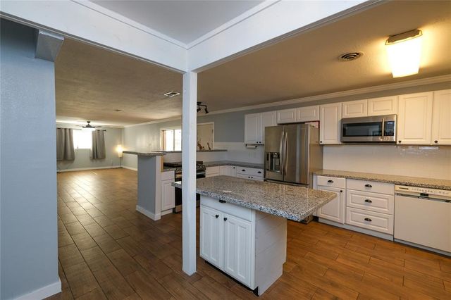 213 Anglewood Courts, Angleton, TX 77515