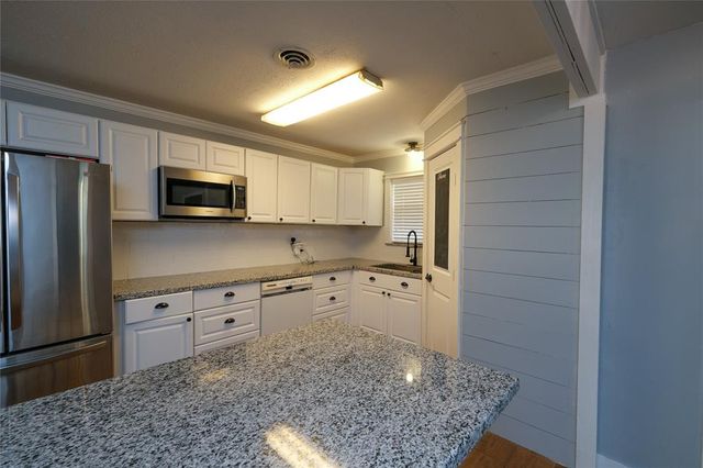 213 Anglewood Courts, Angleton, TX 77515