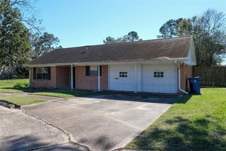 213 Anglewood Courts, Angleton, TX 77515