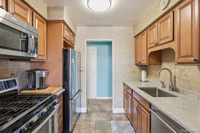 210 Fulton Street 2C, Farmingdale, NY 11735