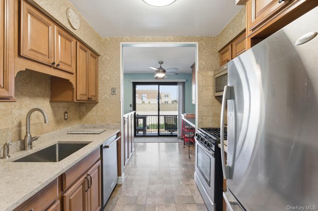 210 Fulton Street 2C, Farmingdale, NY 11735