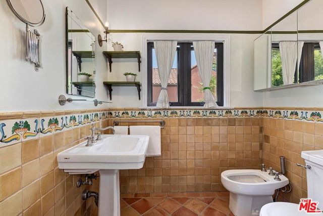 100 N Arden Boulevard, Los Angeles, CA 90004