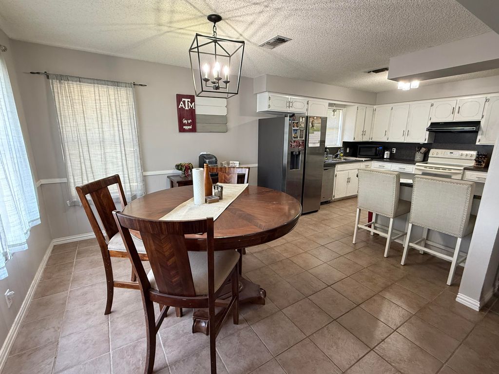 Image 10 of property listing at 2501 1st Atlas Street, San Angelo, TX 76905