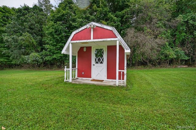 2524 Curtis Road, Leonard, MI 48367