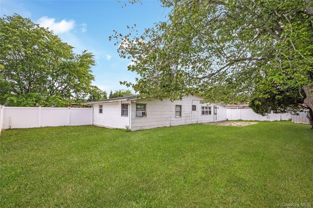 25 Beverly Street, Islip, NY 11751