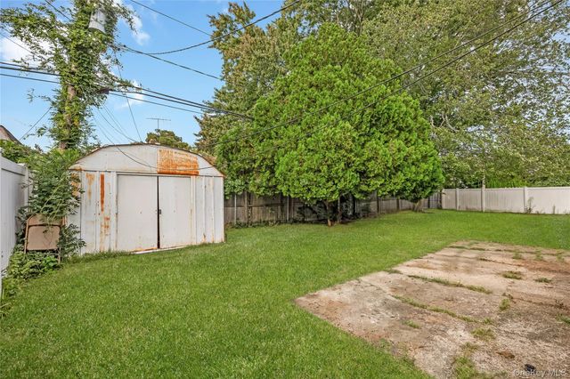 25 Beverly Street, Islip, NY 11751