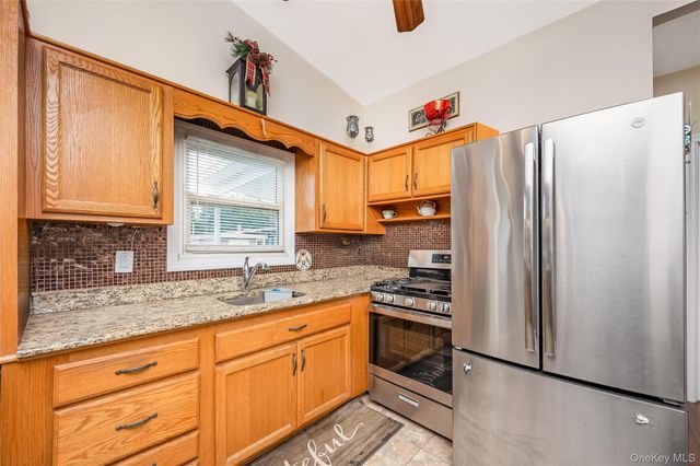 25 Beverly Street, Islip, NY 11751